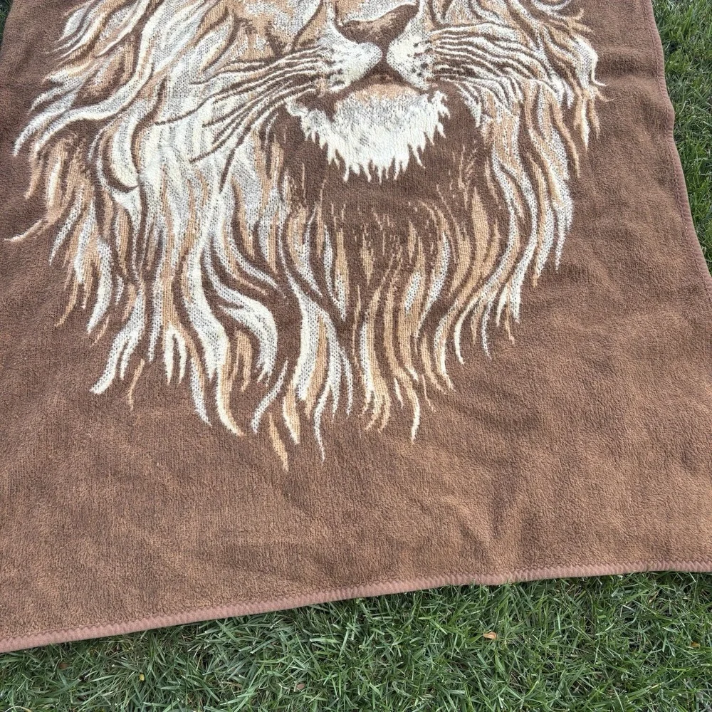 Vintage Lion Blanket Throw Acrylic Crown Crafts Vuteks Brown Reversible 60x80